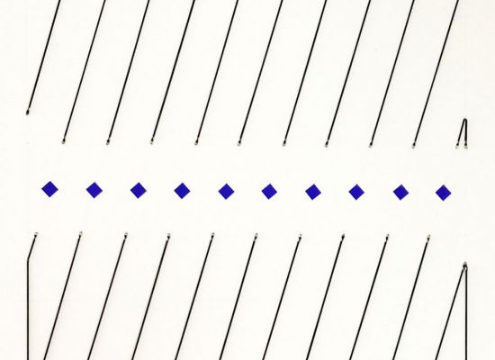 Paralle?les incline?es a? 20° 2016 Fil e?lastqiue, me?tal. 120 x 120 cm